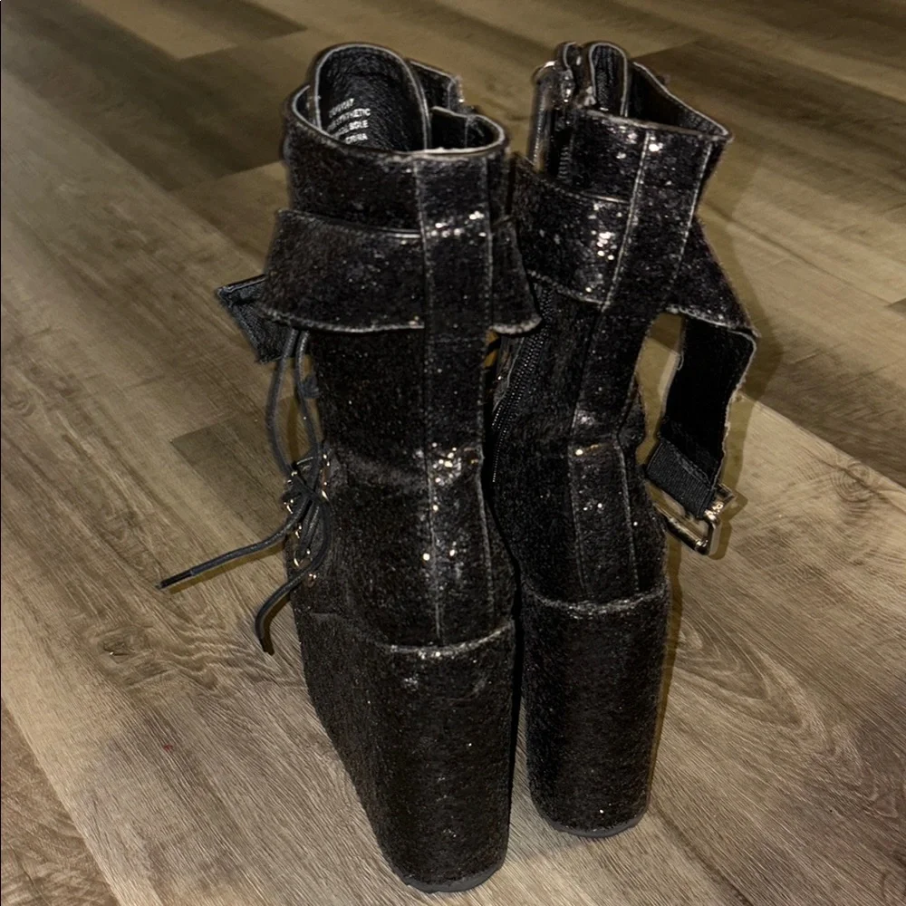 SPARKLE TRAITOR BOOTS
TRICKZ N' TREATZ - Picture 6 of 7